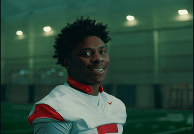 What Does Kewan Lacy Wear Around His Neck? - Q30